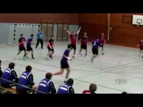 Verbandsligaspieler Jens Fischer wirft das DKB Tor der Saison 2013/14