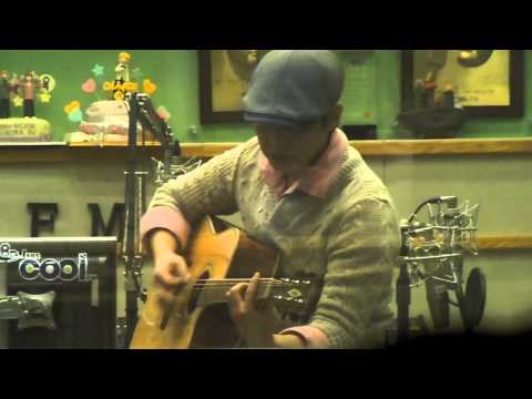 120102 Sukira - Ryeowook, sungmin playing guitar