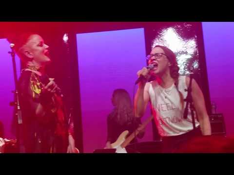 Shirley Manson and Fiona Apple - "You Don't Own Me" (GIRLSCHOOL 2018)