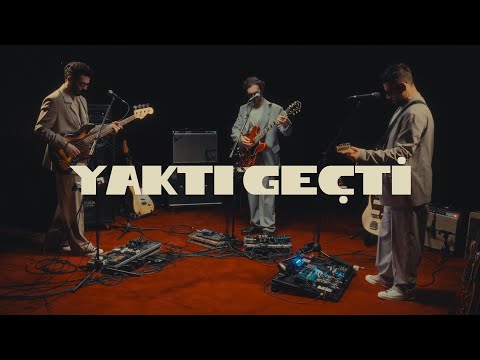 Adamlar ‘Canlı’ : FadeOut Studios - Yaktı Geçti