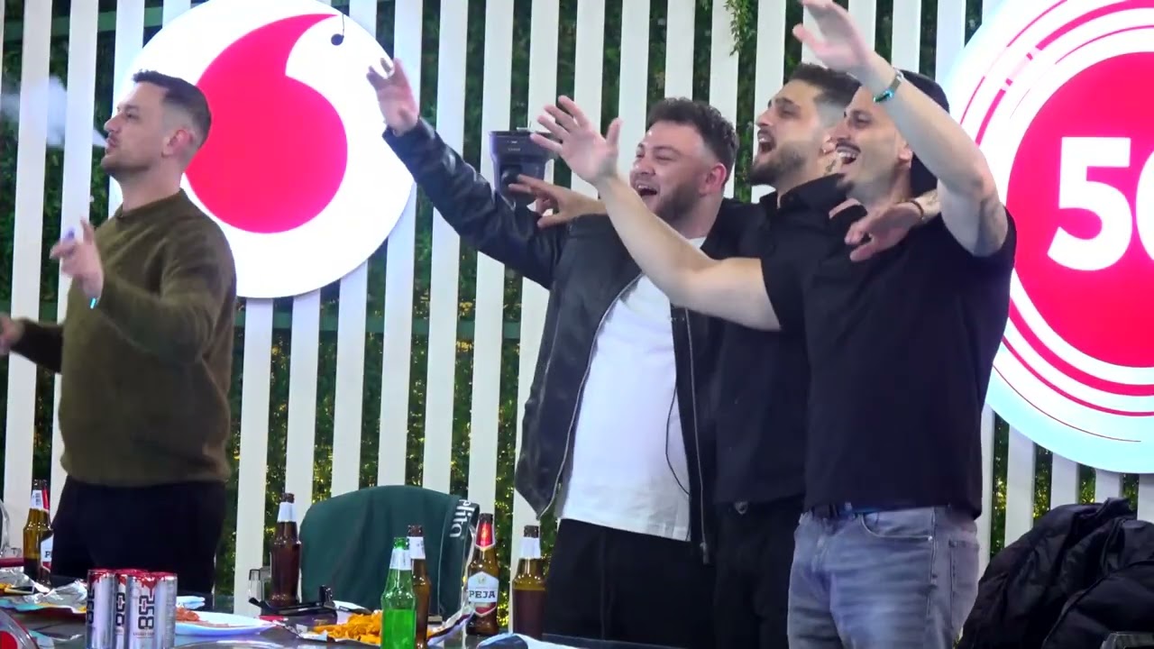 Banorët festojnë nën ritmet e muzikës ditën e beqarisë së Gimbos