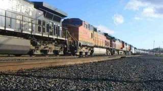 preview picture of video 'BNSF 5301 Leads an Eastbound Manifest into Oroville'