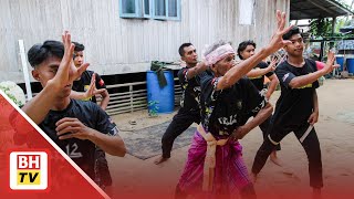 Download lagu Usia 77 tahun, kudrat Tok Ayoh masih lincah di gelanggang silat mp3 Download lagu Usia 77 tahun, kudrat Tok Ayoh masih lincah di gelanggang silat mp3