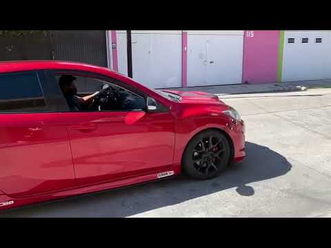 Mazdaspeed 3 con Axle back borla stype, downpipe y big turbo.