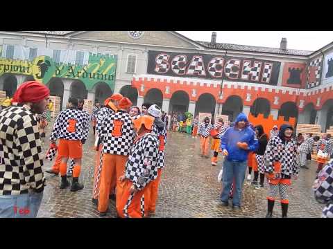 Scacchi aranceri in piazza Ottinetti - 2 di 2 - Carnevale Ivrea 2014