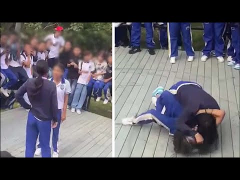 Two students fought outside a school in Villahermosa
