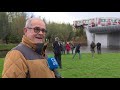 Metro rijdt door stootblok en bungelt meters boven de grond op een walvisvin