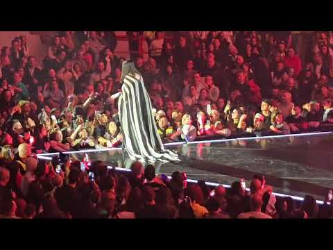 Laura Pausini canta "servo per amore" al suo concerto a Messina il 28/12/2024