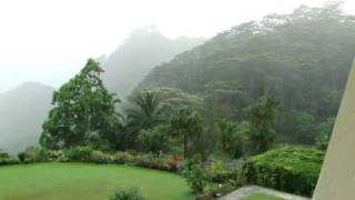 preview picture of video 'نزول المطر في فندق هونس فولس Hunas Falls Resort'