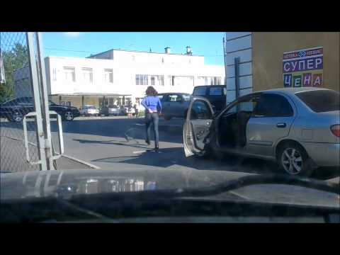 VIDEO! E mic, mic, mic si buclucas. O rusoaica nu reuseste sa-i faca fata!