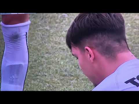 Fútbol canario. Arucas-Las Zocas. Jugador dice a compañero que se quede en suelo para perder tiempo