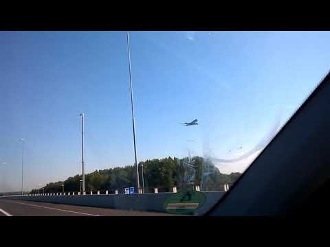 Flugzeug steht in der Luft