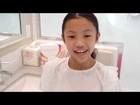 Violet shows you how to insert and remove your MiSight® 1 day contact lenses