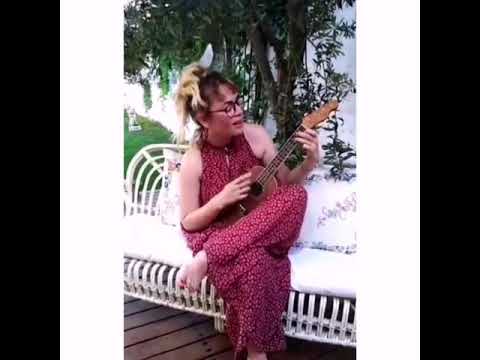 Demet Evgar, kendisine sokan arı'ya gülümseten beste