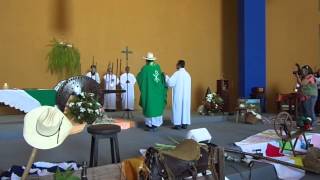 preview picture of video 'Missa Sertaneja em Vianópolis - Paróquia São José - Padre Sérgio Ricardo Rezende'