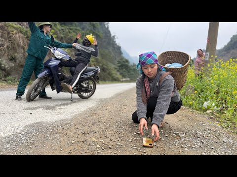 Accidentally picking up an object that had fallen in the middle of the road, the innocent girl ..