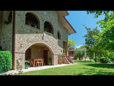 Agriturismo Il Poggio: two villa's sharing a fenced pool in Umbria