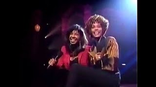 Whitney Houston Live 1990 - Bridge Over Troubled Water Ft. Natalie Cole