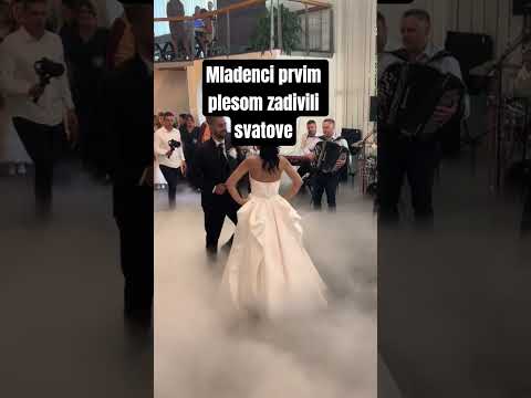 Mladenci prvim plesom zadivili svatove