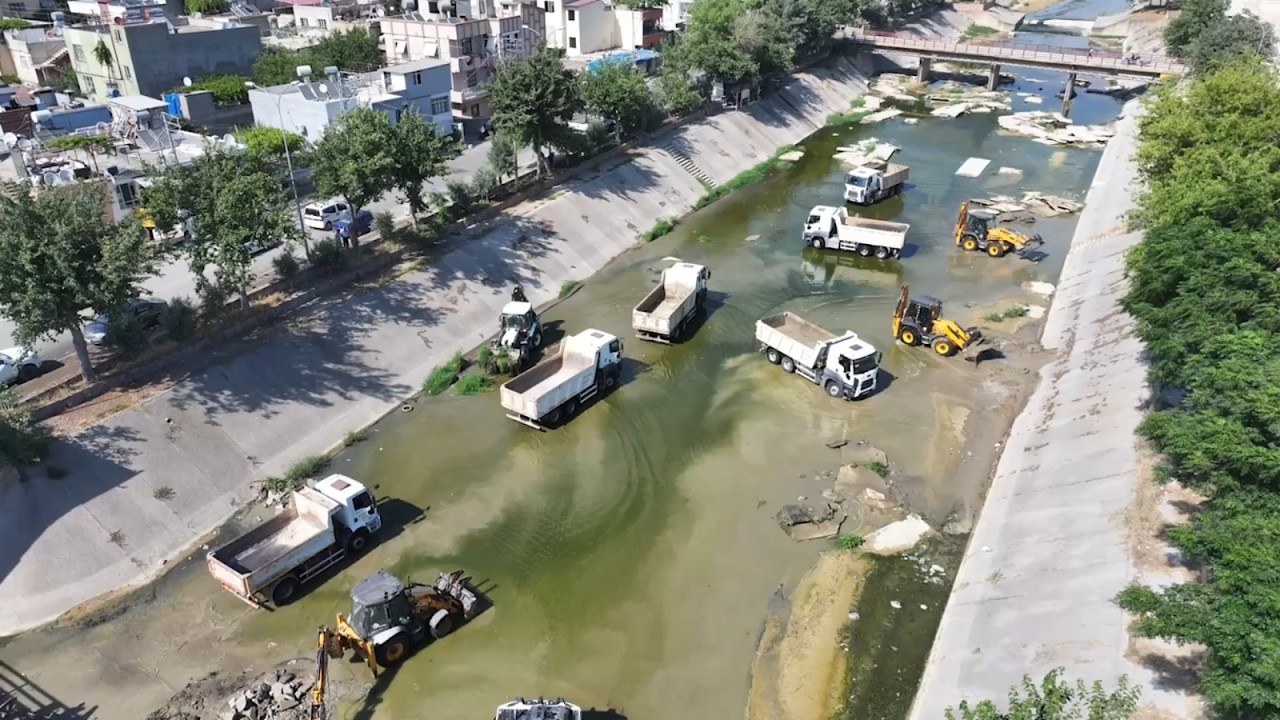 Sarıçam Deresi’nde 50 kişilik ekibimiz ve 25 iş makinemizle kapsamlı temizlik çalışmasına başladık