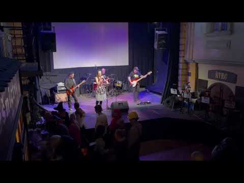 Aréna Prague- Endless 80'S Party - Hold The Line   Kino