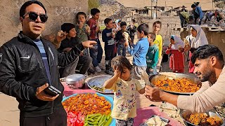 Download lagu Distribution of delicious food among the village children by Mahmoud and Aghil mp3
