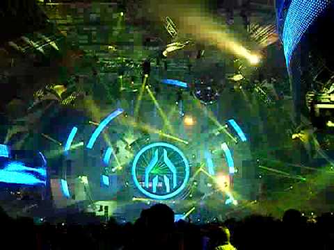 Mayday 2010 Armin van Buuren plays "Dustin Zahn-Stranger To Stability(Len Faki Podium Mix)"