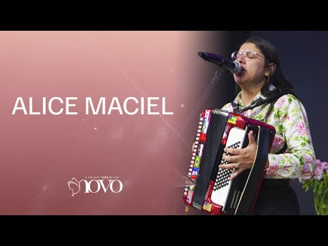 Singer Alice Maciel