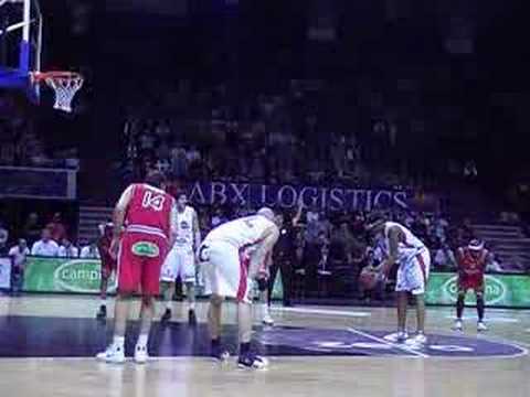 27 23-02-08 BCO-Charleroi - Chris Mc Cray neemt de vrijworpe