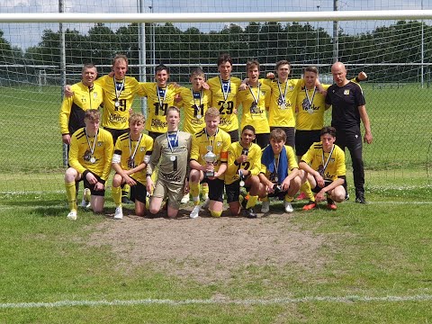 Strijen JO17-1 wint in spannende HW-bekerfinale van NSVV JO17-1 na strafschoppen