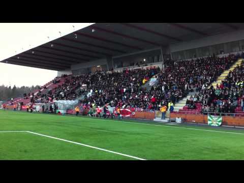 Spelarna värmer upp och publiken strömmar in sakta 3.MOV