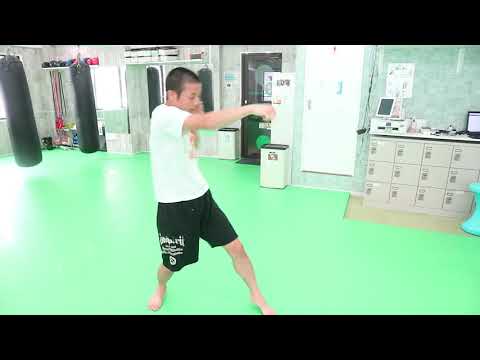 右足軸の左ジャブからの左足軸の右ストレート