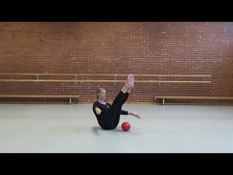 Träna med Malmöflickorna - Rulla under ben, kicka boll (Din tid kommer)