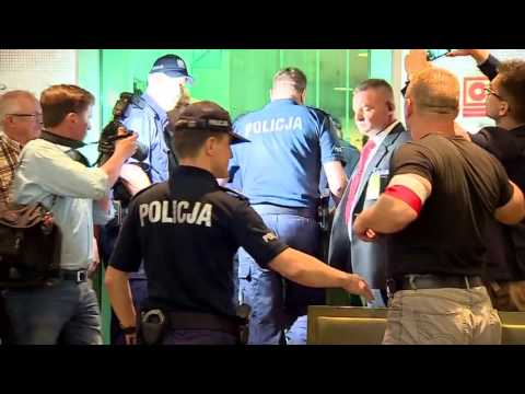 Chciał wyrwać broń funkcjonariuszowi.