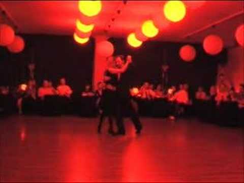  Alan Spotti  and  Elisabetta Cavallari  are  dancing  to  the  tango  "  Fuimos  "