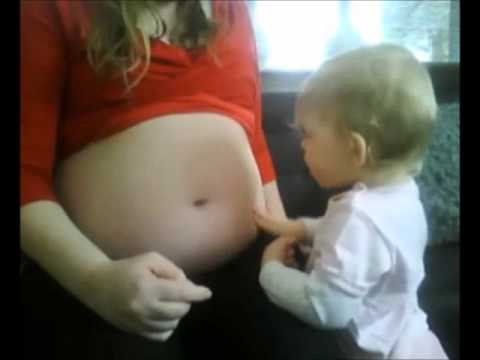 Clara pratar med bebisen i magen