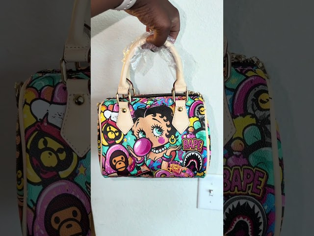 Vídeo relacionado con Betty Boop Varsity-Monedero Pill, Burdeos, 12 x 8,5 cm