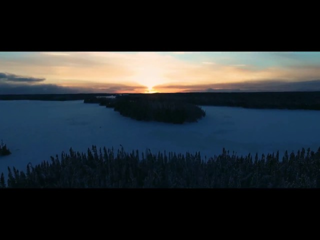 Un coucher de soleil au-dessus d&rsquo;un lac capté par un drone au nord de Chibougamau