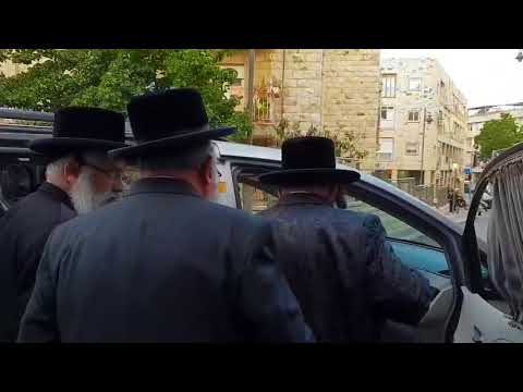 Viznitzer Rebbe Coming Out Of The Kinus Moetzes Gedolei Hatorah - 28 Iyar 5778