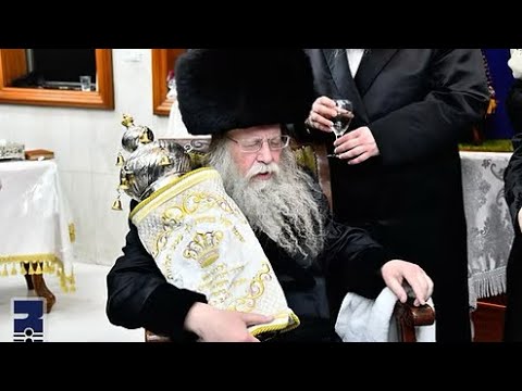 מעמד הקפות שניות במוצאי שמחת תורה בחצר הקודש קוזמיר בראשות כ״ק האדמו״ר (צילום שוקי לרר)