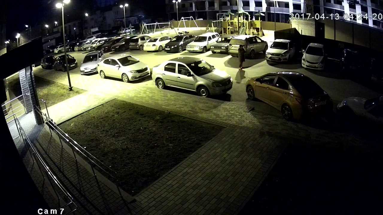 Две дамы прокалывают колеса неправильно припаркованной иномарке