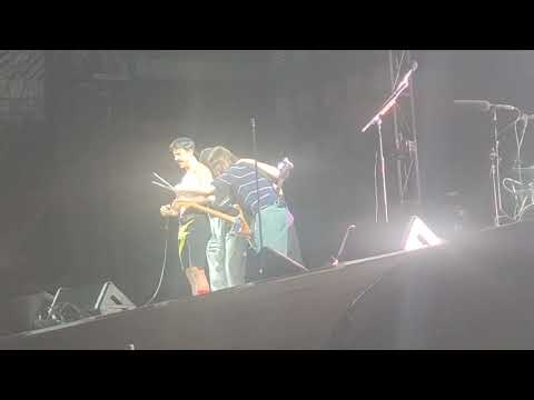 Red Hot Chili Peppers group hug ending (@ Live in Paris 8/7/2022)