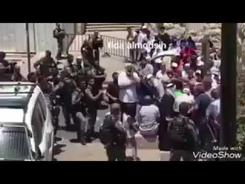 شاهد..فيديو..حارس بالأقصى يرفع الآذان بحرقة عند أسوار المسجد!!