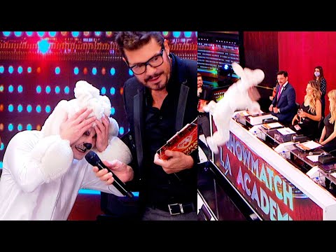 Nazareno Móttola hit himself in front of everyone and Tinelli couldn't hide his laughter.