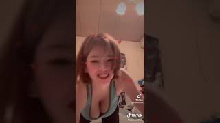 【おっぱい】 tiktok 胸チラ 腕立て伏せチャレンジ #Shorts