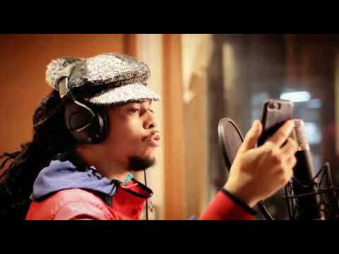 Dow Raiz gravando Hey Racista com a banda Planta e Raiz