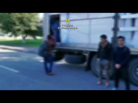 Nouă cetăţeni străini depistați ascunși  în două camioane la  P.T.F. Vărșand și P.T.F Nădlac