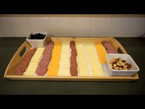 VLOGMAS DAY 18 | HOLIDAY MEAT AND CHEESE TRAY