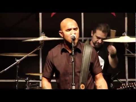 Inocentes tocam "A cidade não para" na comemoração dos 30 anos da banda