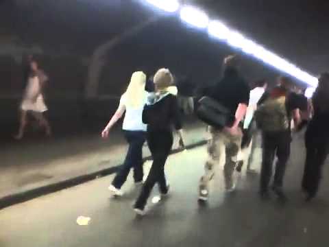 Loveparade 2010 - 16-25h - freier Weg durch den Tunnel bis zur Rampe_ Lichtmast